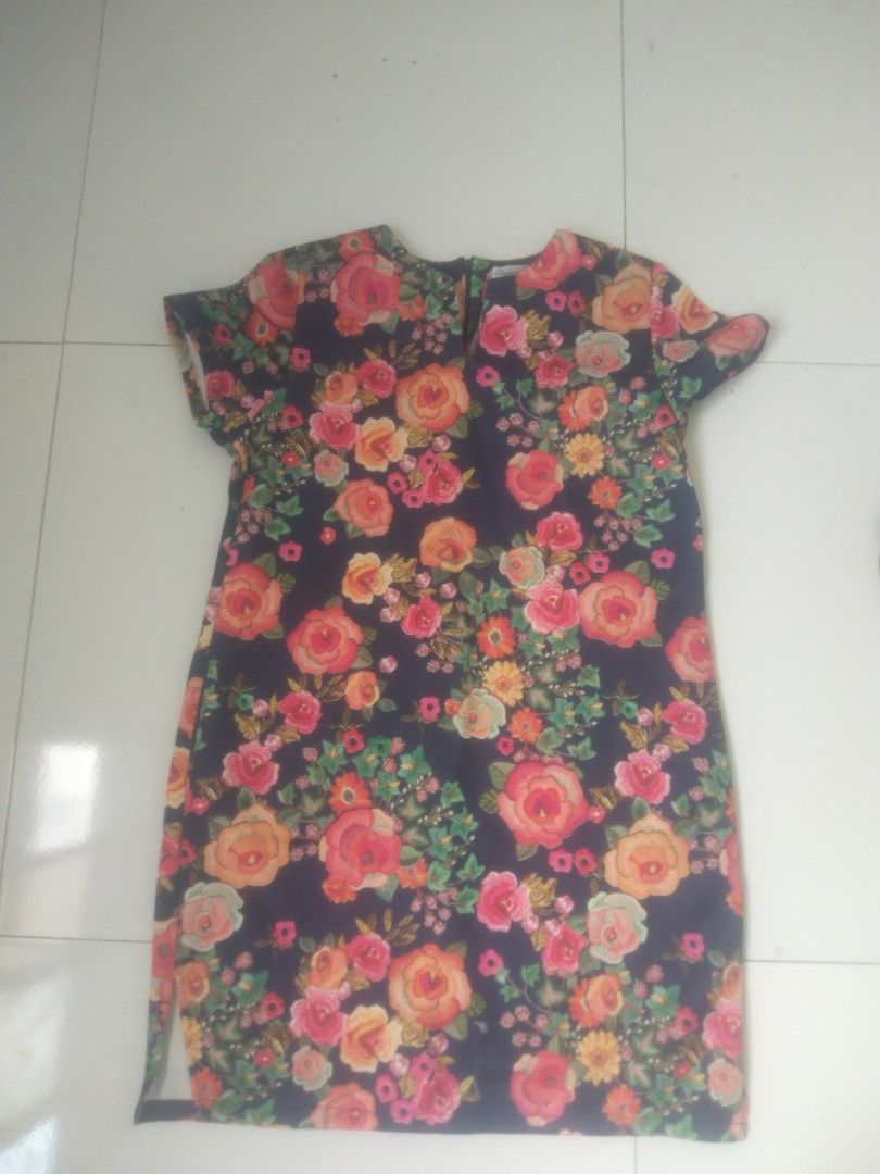 Floral pattern short sleeve dress (Category: Dresses) located in Manila. Submitted by gentlephoenix.339381 (Listing ID 1468741296, Image 1). Description: - Colour: Dark blue with colourful floral print - Fit: Knee-length with short sleeves and a split neckline - Style: Casual, easy throw-on piece for weekends - Pairing: Great with sandals or sneakers.
