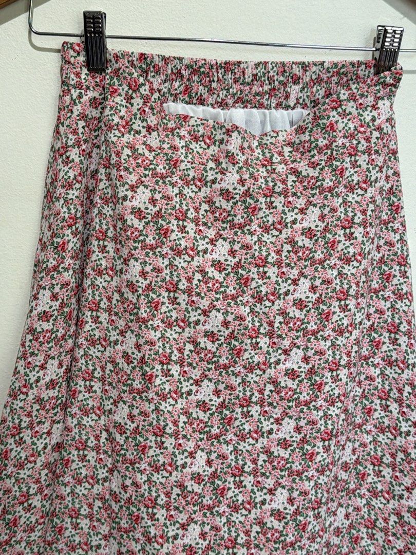 Floral pattern skirt (Category: Skirts) located in Baguio. Submitted by thelittolwardrobe (Listing ID 1468726241, Image 2). Description: S- 28-35 L:33.