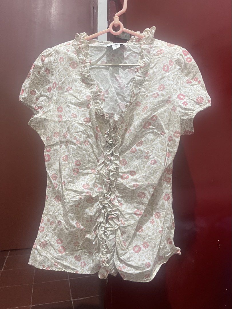 floral print top with ruffles (Category: Blouses) located in Quezon City. Submitted by marblerocks (Listing ID 1468862020, Image 1). Description: worn a few times only medium size .