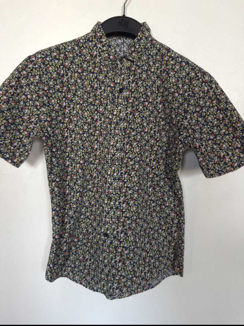 Floral Printed Button Down Polo For Men (Category: Tshirts & Polo Shirts ) located in Vigan. Submitted by potcholo. (Listing ID 1468879802, Image 1). Description: Floral Printed Button Down Polo For Men Size: SMALL 17 x 26 299 pesos only Very good condition.