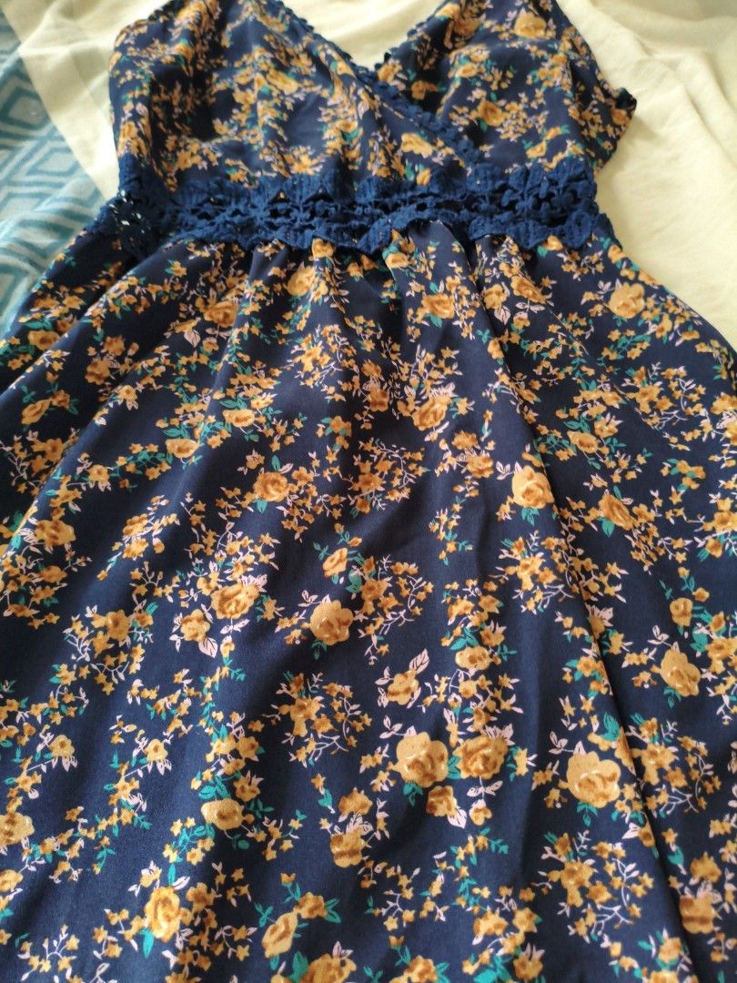 Floral spaghetti strap dress (Category: Dresses) located in Manila. Submitted by bonsbotique (Listing ID 1468778444, Image 3). Description: for petite 30 bust size 30inch length nung dress msmo hindi kasama yung strap Adjustable strap po siya seller's body frame is: XS petite 30bust size height 4'9 39kg.