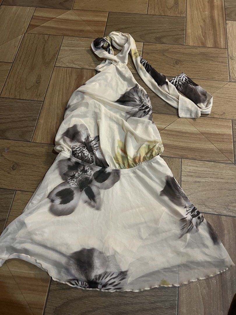 flower backless dress (Category: Dresses) located in Aguinaldo. Submitted by roversellz_ (Listing ID 1468900618, Image 1). Description: - only worn to try on - it has built it shorts - no flaws - I don’t remember the brand but I think I bought it thru TikTok shop when I was in states! .
