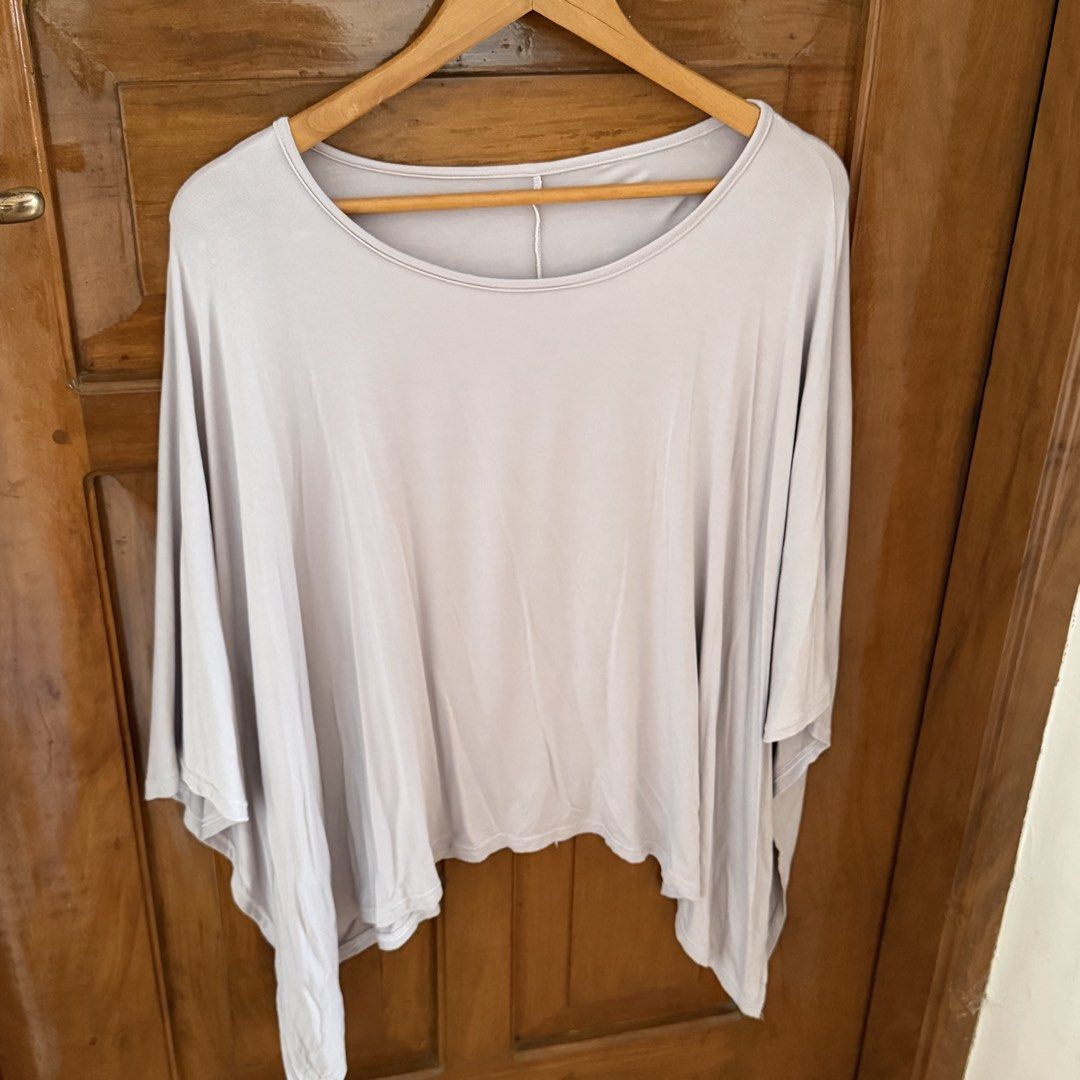flowy purple poncho top ‏ (Category: Blouses) located in Cabanatuan. Submitted by brokegirlwholovesclothes (Listing ID 1468740134, Image 1). Description: - can fit S-L - love the flowy material and comfy fabric.