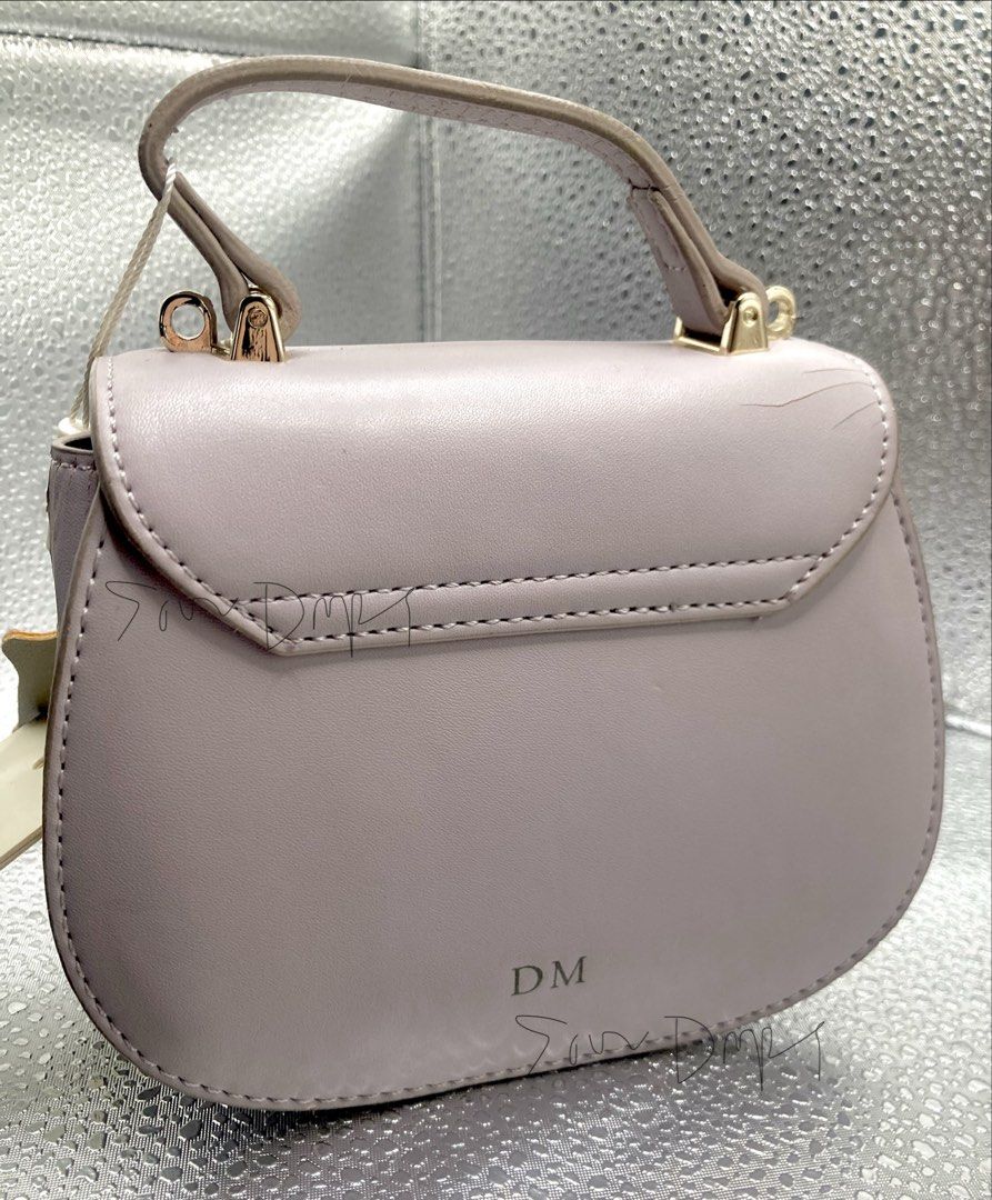 FOR FREE READ BELOW‼️ Da Vinci & Monalisa Two-way Bag (Category: Purses & Pouches) located in Pasig City. Submitted by sourdrops (Listing ID 1468747713, Image 2). Description: ~ never used. nakastock lang po siya pero may flaws yung leather ~ hardware 10/10 condition ~ may avail with minimum 500php purchase.