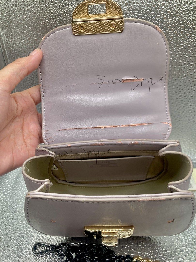 FOR FREE READ BELOW‼️ Da Vinci & Monalisa Two-way Bag (Category: Purses & Pouches) located in Pasig City. Submitted by sourdrops (Listing ID 1468747713, Image 3). Description: ~ never used. nakastock lang po siya pero may flaws yung leather ~ hardware 10/10 condition ~ may avail with minimum 500php purchase.
