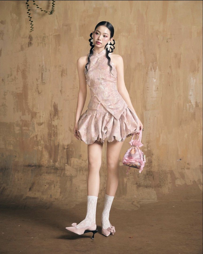 [FOR RENT] Chinese Collar Pink Coordinate Set (Category: Sets or Coordinates) located in Quezon City. Submitted by spicycalimaki (Listing ID 1468712572, Image 2). Description: - both size L - bought this set for ₱6k+ - rent for 2 days: ₱500 + SF back and forth - handwashed well for every renter 🧺 📍QC 🏷️ chinese new year shanghai beijing hong kong china .