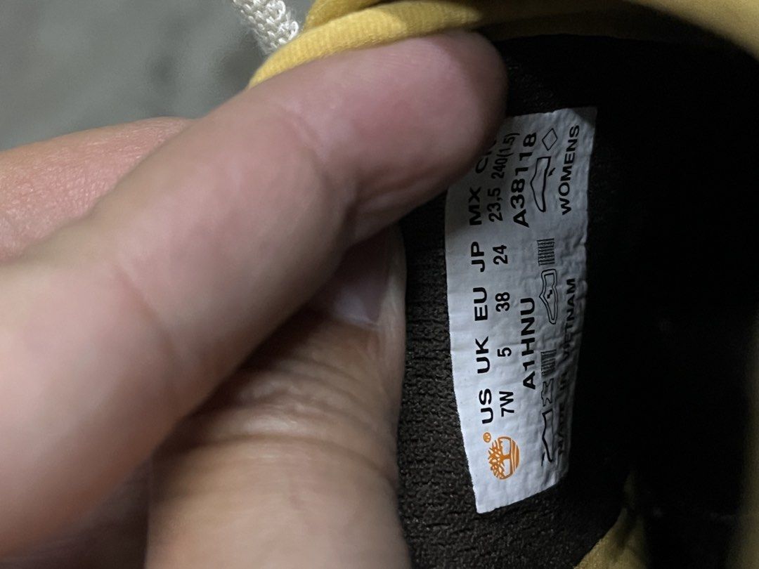 FOR SALE (Category: Sneakers) located in Bulacan. Submitted by sef19 (Listing ID 1468848277, Image 3). Description: TIMBERLAND - size : 7 women condition : excellent price : ₱2000 - mop : gcash / jnt pm 📩📩📩 📍BULACAN.