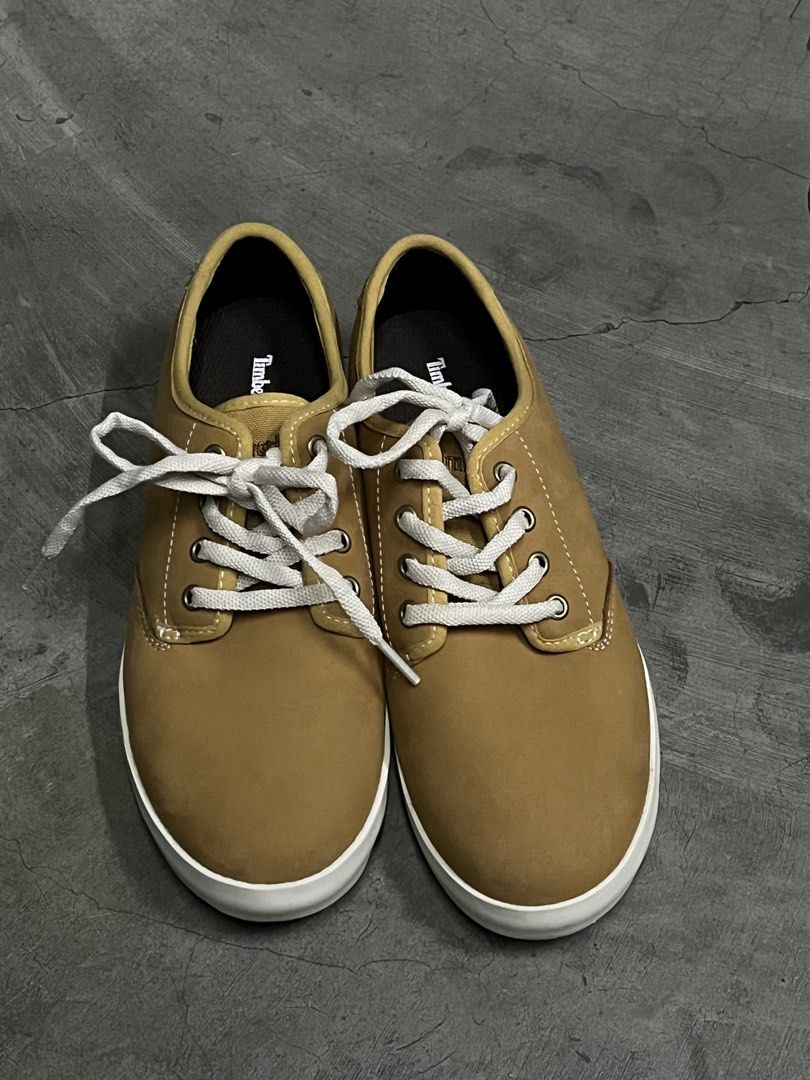 FOR SALE (Category: Sneakers) located in Bulacan. Submitted by sef19 (Listing ID 1468848277, Image 1). Description: TIMBERLAND - size : 7 women condition : excellent price : ₱2000 - mop : gcash / jnt pm 📩📩📩 📍BULACAN.
