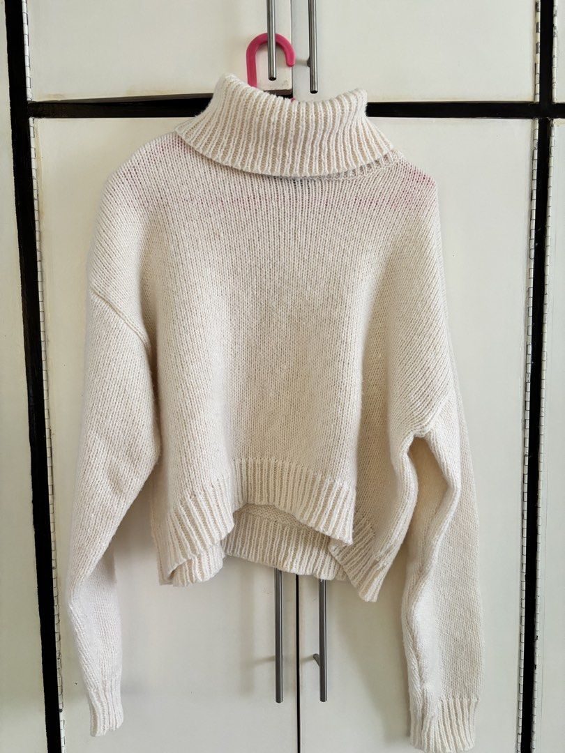 FOREVER21 WHITE TURTLENECK SWEATER (Category: Coats, Jackets and Outerwear) located in Baguio. Submitted by shynze (Listing ID 1468766825, Image 1). Description: .