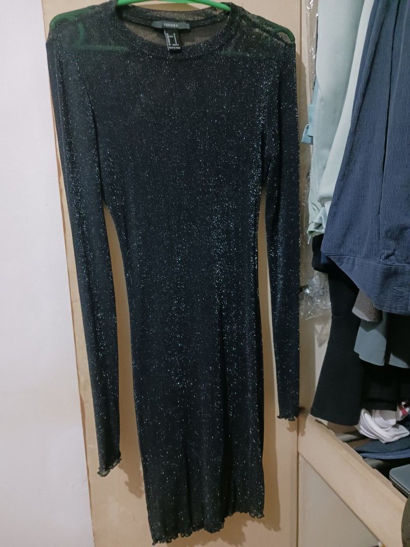 Forever 21 Black Glittery Long Sleeve Mesh Top (Category: Longsleeves) located in Quezon City. Submitted by kaye.dy1 (Listing ID 1468785679, Image 2). Description: - Brand: Forever 21 - Size: Small - Color: Black with sparkly glitter woven all over - Material: Sheer mesh fabric - Fit: Fitted cut with a classic round neckline - Style: Great layering piece for nights out, parties, and clubbing - Condition: Excellent -Length: 33.5".