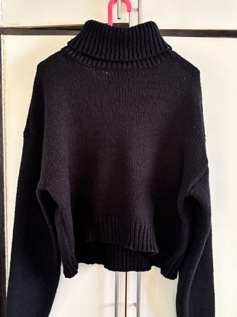 FOREVER 21 BLACK TURTLENECK SWEATER (Category: Coats, Jackets and Outerwear) located in Baguio. Submitted by shynze (Listing ID 1468767070, Image 1). Description: .