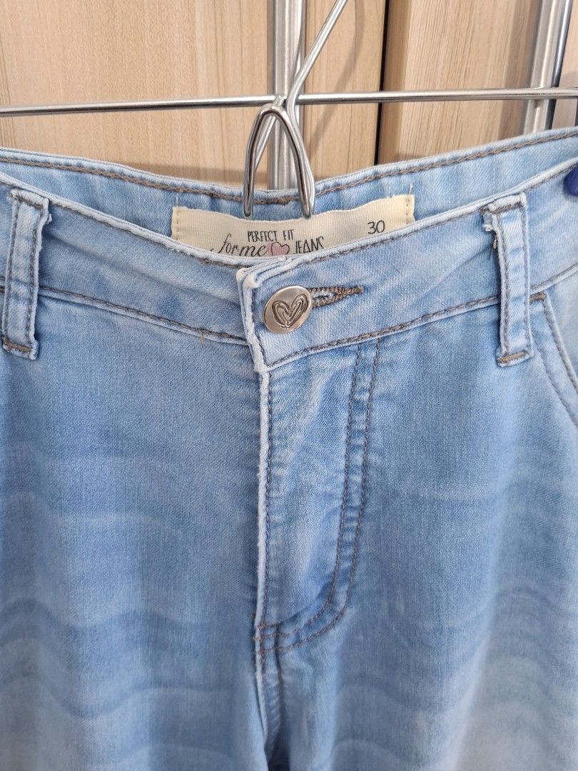 Forme Jeans Light Wash Denim Size 30 (Category: Jeans) located in Taguig. Submitted by mary_jeha (Listing ID 1468776947, Image 2). Description: Forme Jeans Size: 30 (Length: 94 cm |Thigh Width: 22cm) Fit: Perfect fit, straight leg cut Wash: Classic light blue with subtle fading on the front and back thighs, giving the jeans a flattering, naturally worn-in look. - This jeans is thin, breathable. It isn't a thick jeans. - Unique heart-shaped button