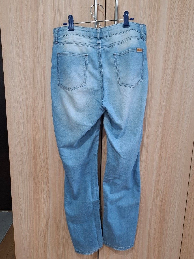 Forme Jeans Light Wash Denim Size 30 (Category: Jeans) located in Taguig. Submitted by mary_jeha (Listing ID 1468776947, Image 3). Description: Forme Jeans Size: 30 (Length: 94 cm |Thigh Width: 22cm) Fit: Perfect fit, straight leg cut Wash: Classic light blue with subtle fading on the front and back thighs, giving the jeans a flattering, naturally worn-in look. - This jeans is thin, breathable. It isn't a thick jeans. - Unique heart-shaped button