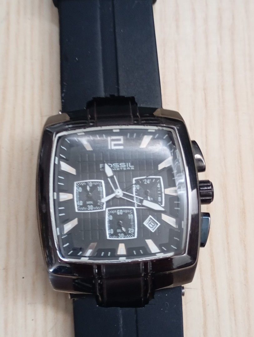 Fossil chronograph (Category: Men's Watches) located in Las Pinas. Submitted by quick_deals_great_finds2 (Listing ID 1468732258, Image 2). Description: Original good working condition Quartz chronograph with battery.