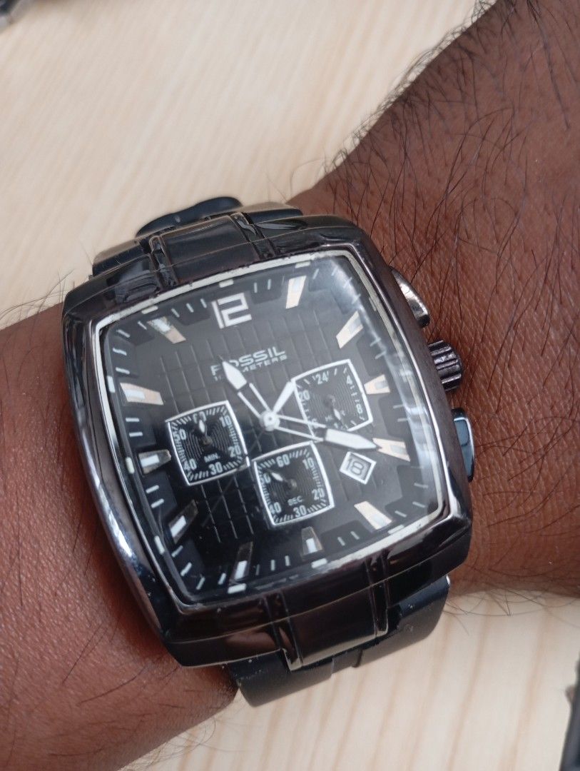 Fossil chronograph (Category: Men's Watches) located in Las Pinas. Submitted by quick_deals_great_finds2 (Listing ID 1468732258, Image 3). Description: Original good working condition Quartz chronograph with battery.