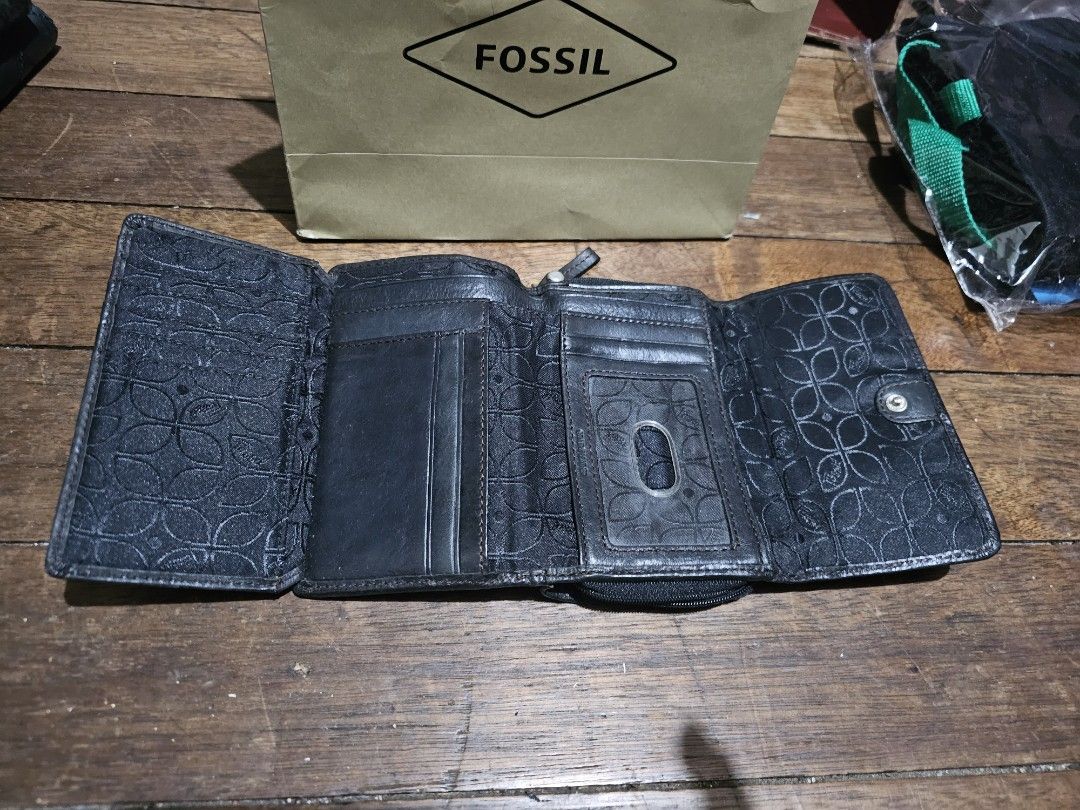 Fossil trifold wallet (Category: Wallets & Card holders) located in Manila. Submitted by onlinesmartshopping12 (Listing ID 1468927171, Image 2). Description: no issue.