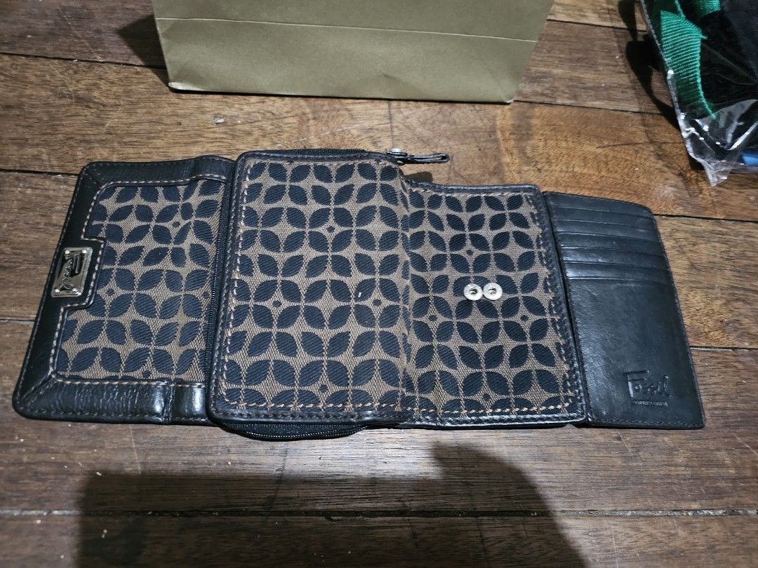 Fossil trifold wallet (Category: Wallets & Card holders) located in Manila. Submitted by onlinesmartshopping12 (Listing ID 1468927171, Image 3). Description: no issue.
