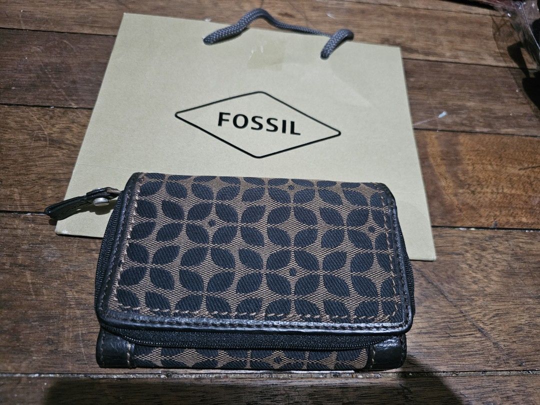 Fossil trifold wallet (Category: Wallets & Card holders) located in Manila. Submitted by onlinesmartshopping12 (Listing ID 1468927171, Image 1). Description: no issue.