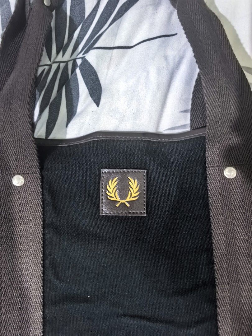 Fred Perry Original Totebag (Category: Luxury Bags & Wallets) located in Batangas. Submitted by theitemspot (Listing ID 1468844772, Image 3). Description: Fred Perry Tote Bag Good condition (No issue).
