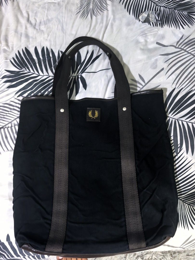 Fred Perry Original Totebag (Category: Luxury Bags & Wallets) located in Batangas. Submitted by theitemspot (Listing ID 1468844772, Image 2). Description: Fred Perry Tote Bag Good condition (No issue).