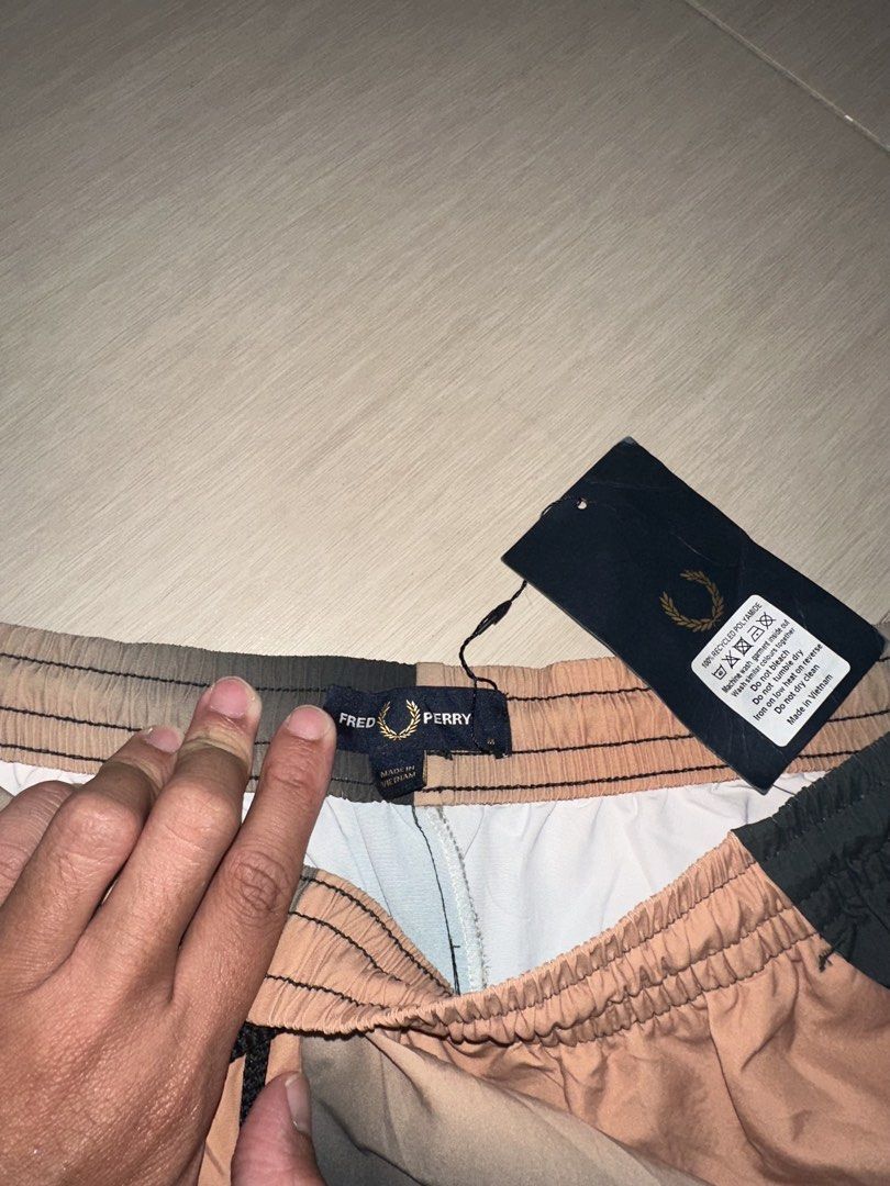 Fred Perry Printed Shorts in Night Green (Category: Shorts) located in Legazpi City. Submitted by jaysx666 (Listing ID 1468716184, Image 3). Description: Brand new with complete tags Medium size 30-34 Selling low, srp is 7k.