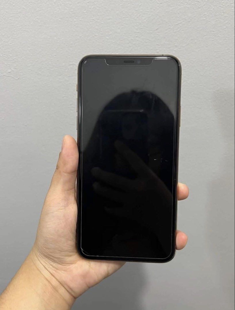 FS: iphone 11 pro max (Category: iPhone 11 Series) located in Manila. Submitted by acos26 (Listing ID 1468926674, Image 2). Description: FS: iphone 11 pro max 64GB. Makinis pwede sa maselan, NEGOTIABLE basta ayos kausap 82% Batt health Orig parts lahat walang replace. Unli check basta sure buyer. Rfs: dispose extra phone. .