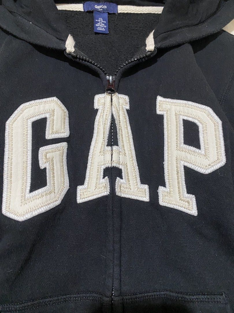 GAP Arch Logo Full-Zip Black Hoodie (Category: Coats, Jackets and Outerwear) located in Marilao. Submitted by kyssmarila (Listing ID 1468881626, Image 3). Description: — Size: L for kids 10-11y/o / XS-S for adult size — DIMES: 17X22 — Condition: 9/10 — Flaws: None.
