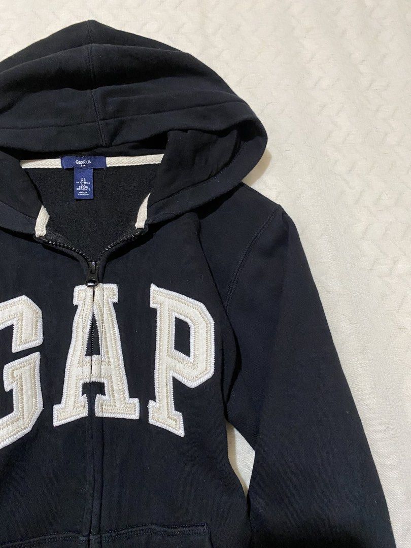 GAP Arch Logo Full-Zip Black Hoodie (Category: Coats, Jackets and Outerwear) located in Marilao. Submitted by kyssmarila (Listing ID 1468881626, Image 2). Description: — Size: L for kids 10-11y/o / XS-S for adult size — DIMES: 17X22 — Condition: 9/10 — Flaws: None.