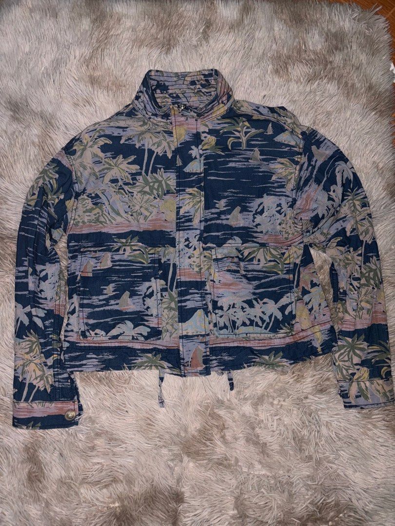 GAP Tropical Palm Print Zip-Up Jacket (Category: Coats, Jackets and Outerwear) located in Pasig City. Submitted by shojiii_zurkiii (Listing ID 1468863311, Image 2). Description: - Brand: GAP - Condition: Like new with tag attached - Color/Design: Blue with all-over tropical palm tree and sailboat print - Features: High mock neck collar, front zipper with snap button placket - Pockets: Two large front patch pockets - Fit & Details: Adjustable draw