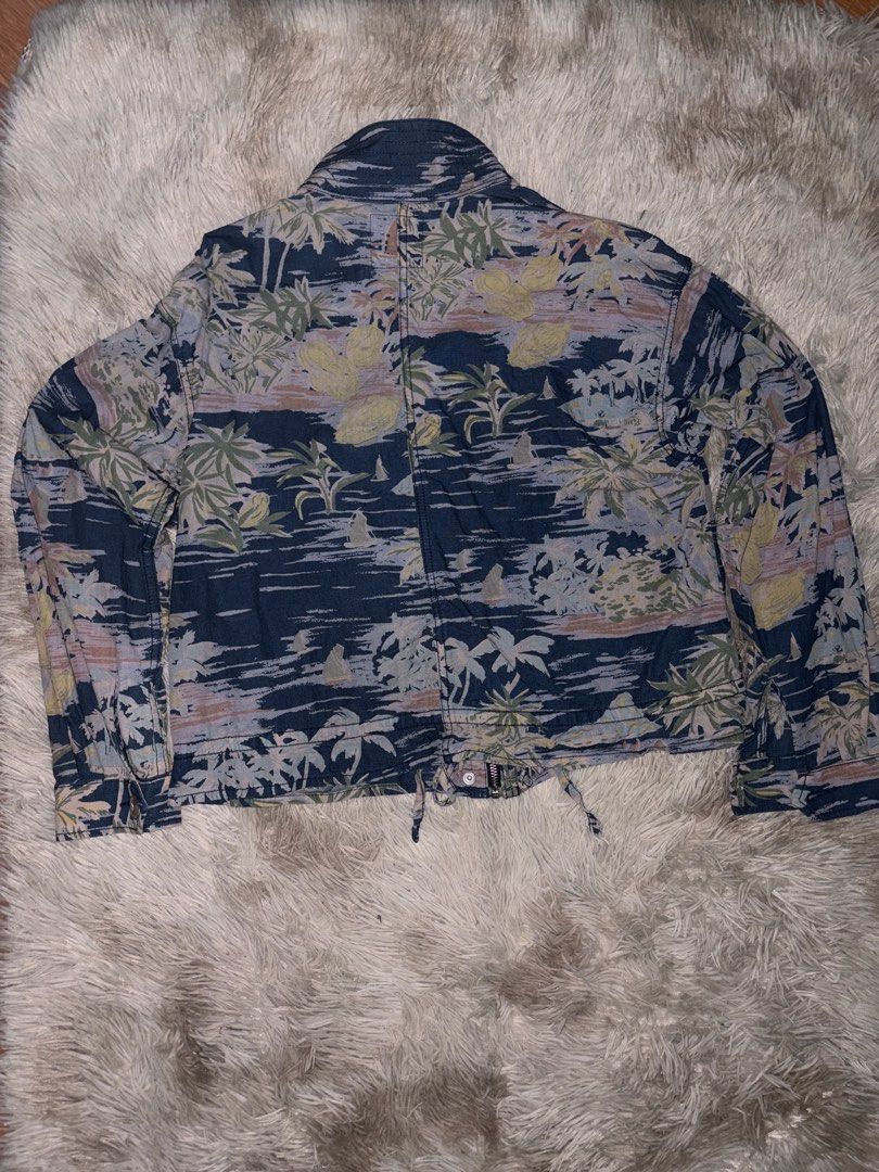 GAP Tropical Palm Print Zip-Up Jacket (Category: Coats, Jackets and Outerwear) located in Pasig City. Submitted by shojiii_zurkiii (Listing ID 1468863311, Image 3). Description: - Brand: GAP - Condition: Like new with tag attached - Color/Design: Blue with all-over tropical palm tree and sailboat print - Features: High mock neck collar, front zipper with snap button placket - Pockets: Two large front patch pockets - Fit & Details: Adjustable draw