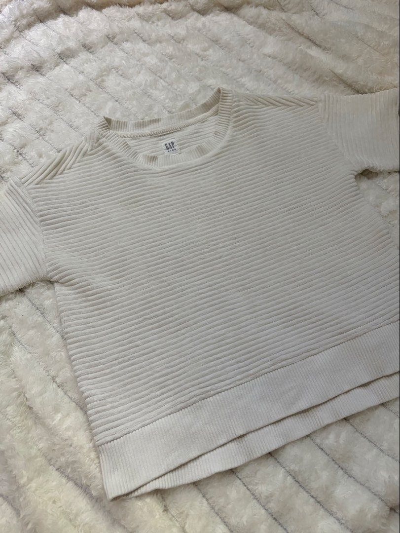 Gap White Ribbed Knit Top (Category: Sleeveless) located in San Mateo. Submitted by heiayafinds (Listing ID 1468833337, Image 2). Description: - Brand: Gap Kids - Color: Classic White - Material: Thick, high-quality ribbed knit fabric - Design: Crew neckline, short sleeves, fitted cropped cut - Condition: Clean and well-kept - Styling tip: Pairs amazingly with high-waisted jeans!.