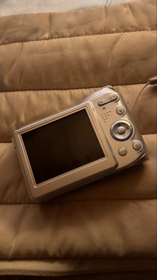 GE A1250 12.2 Megapixel Digital Camera (Category: Cameras) located in Quezon City. Submitted by decluttering.9 (Listing ID 1468922278, Image 2). Description: - Model: GE A1250 Compact Digital Camera (Silver) - Resolution: 12.2 Megapixels with 5x optical zoom lens - Power Source: Uses convenient standard or rechargeable AA batteries - Design: Slim, pocket-friendly body with standard rear screen and button layout - Usability: Simple point-and-shoot