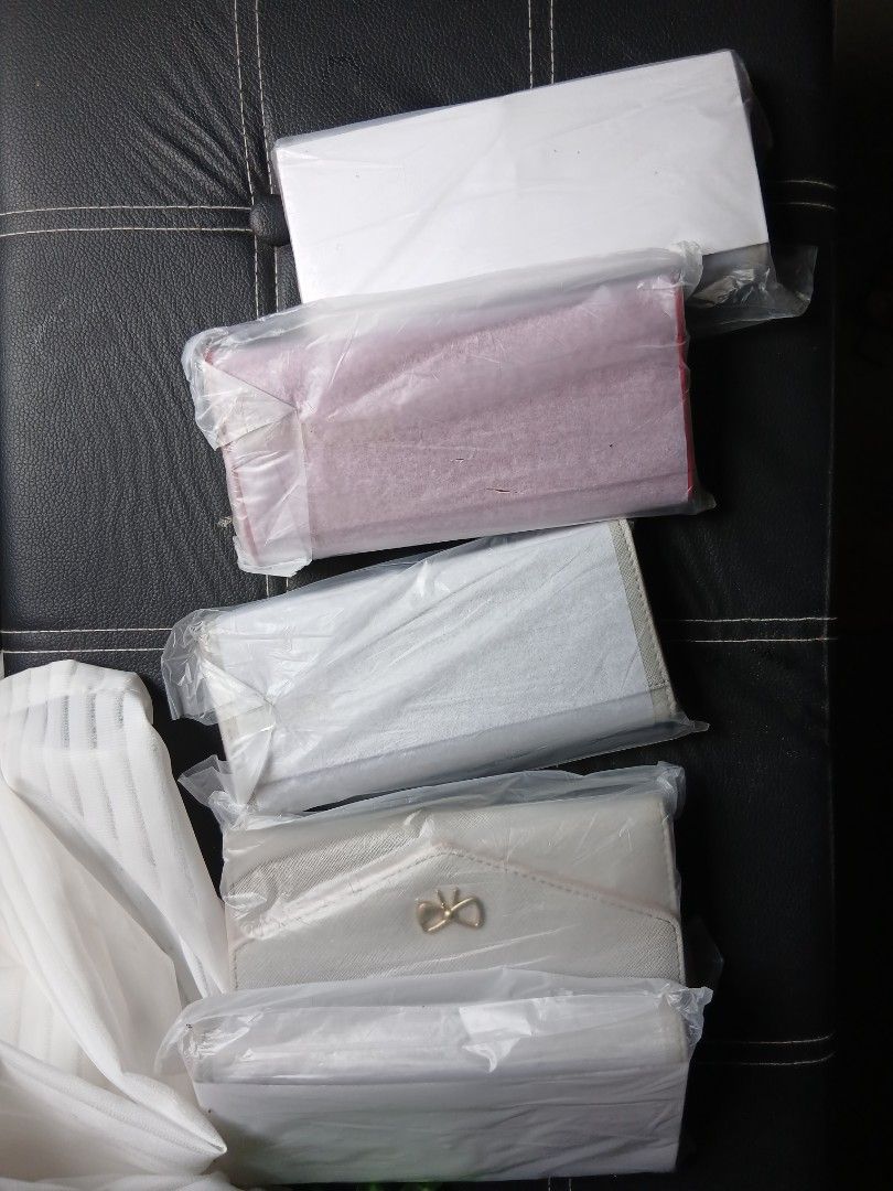 GIFT SET WALLETS (Category: Wallets & Card holders) located in Calumpit. Submitted by collectionspurses (Listing ID 1468765770, Image 2). Description: theses are imported wallets, classy look, no brand pero Imported sila 4 pc grey + 1 red if one pc lang 349 if take all 5 pcs 1,345.00 nalang.