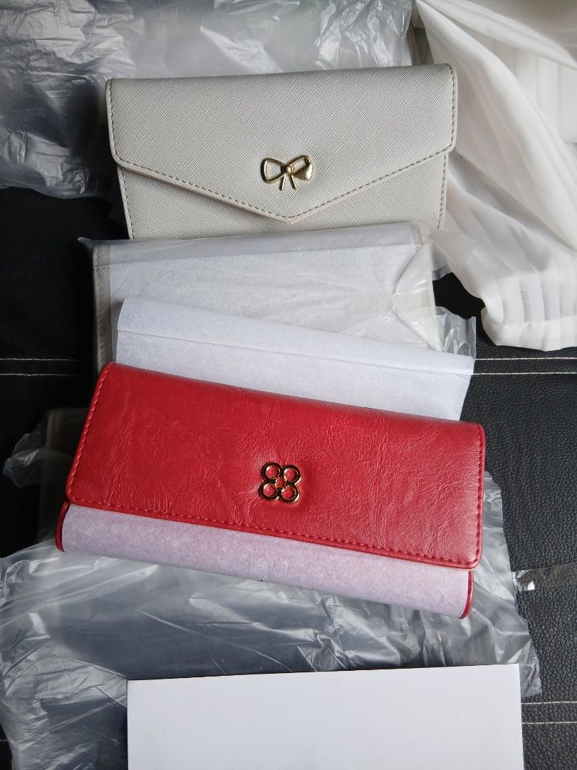 GIFT SET WALLETS (Category: Wallets & Card holders) located in Calumpit. Submitted by collectionspurses (Listing ID 1468765770, Image 1). Description: theses are imported wallets, classy look, no brand pero Imported sila 4 pc grey + 1 red if one pc lang 349 if take all 5 pcs 1,345.00 nalang.