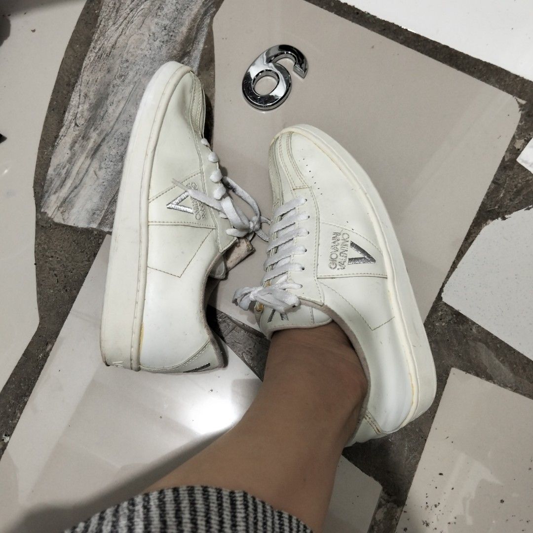 Giovanni Valentino (Category: Sneakers) located in El Salvador. Submitted by francheskaukayukay (Listing ID 1468763968, Image 1). Description: .
