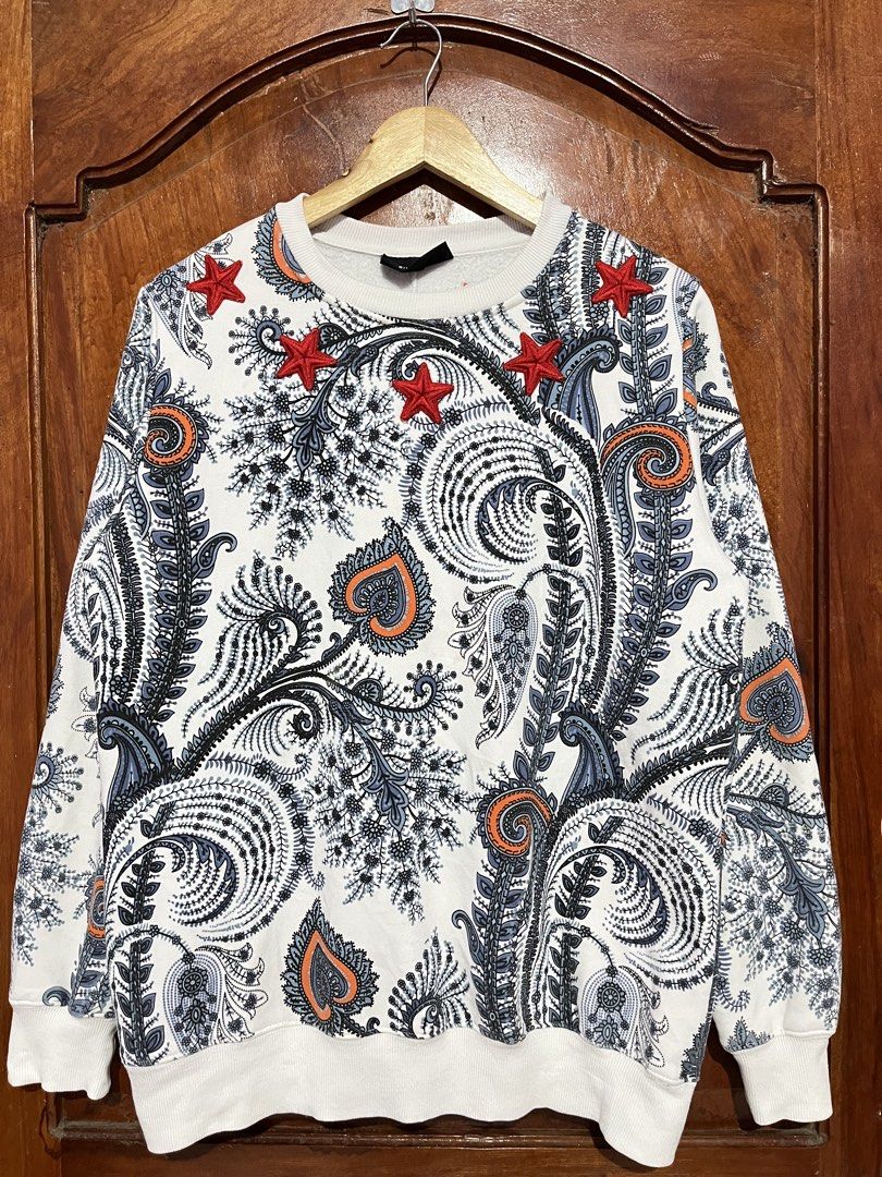 Givenchy Sweatshirt (Category: Coats, Jackets and Outerwear) located in Tumauini. Submitted by jomerthrift (Listing ID 1468884734, Image 1). Description: Dimes: 21.5x27 Color rate: 9.8/10 No issue.