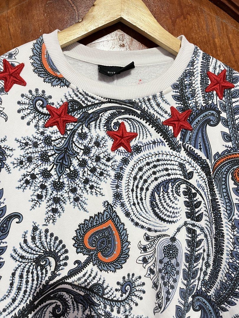 Givenchy Sweatshirt (Category: Coats, Jackets and Outerwear) located in Tumauini. Submitted by jomerthrift (Listing ID 1468884734, Image 3). Description: Dimes: 21.5x27 Color rate: 9.8/10 No issue.