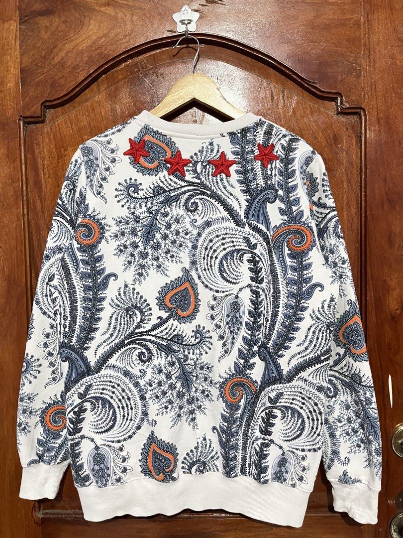 Givenchy Sweatshirt (Category: Coats, Jackets and Outerwear) located in Tumauini. Submitted by jomerthrift (Listing ID 1468884734, Image 2). Description: Dimes: 21.5x27 Color rate: 9.8/10 No issue.