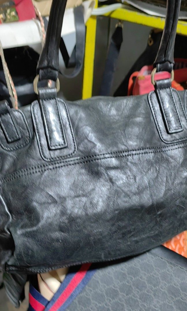 Givnchy Pandora (Category: Shoulder Bags) located in Bacolod City. Submitted by darriebags88 (Listing ID 1468775120, Image 2). Description: no sling no flaw. large.