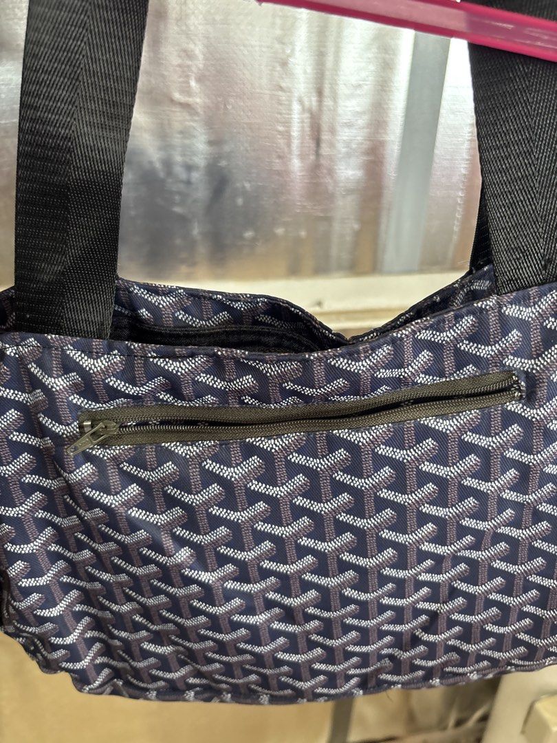 Goyard Bag (Category: Shoulder Bags) located in Puerto Princesa. Submitted by 18arc (Listing ID 1468713977, Image 3). Description: Goyard Bag for Hook up Need wash.