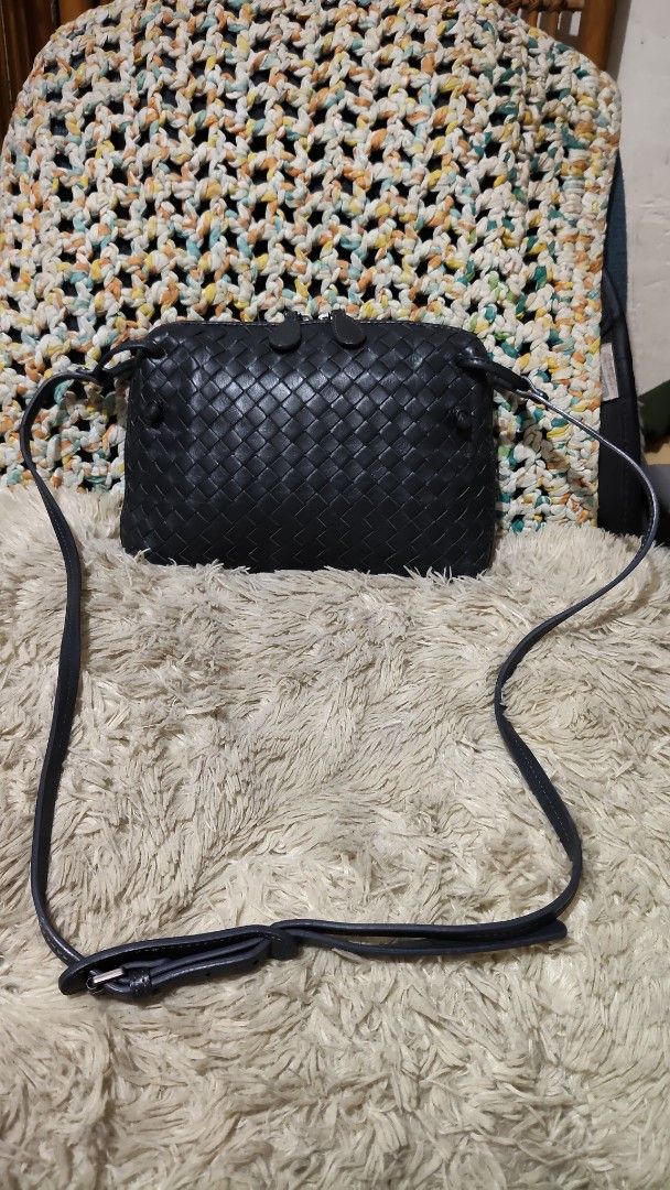 Gracci Italy...woven (Category: Cross-body Bags) located in Cebu City. Submitted by lumaynojes00490 (Listing ID 1468801138, Image 3). Description: genuine leather dark gray color .