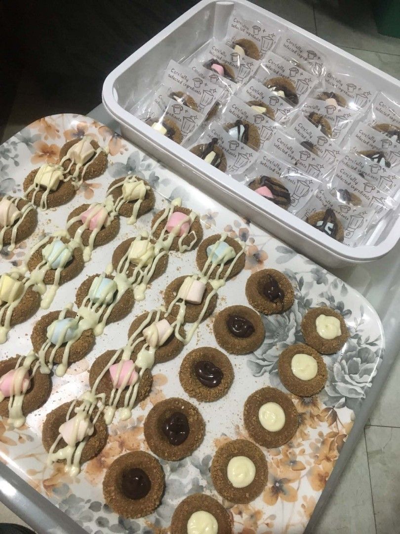 Graham Balls (Category: Homemade Bakes) located in Manila. Submitted by joyas_collection (Listing ID 1468716177, Image 1). Description: We customized it just for you! 8 pesos classic grahamballs with coated flavors of Milk, Chocolate Cocoa and Ube. We also make it a graham nest for kiddie style. For Bundle orders, 50 pieces and up will sell it 7pesos per piece.