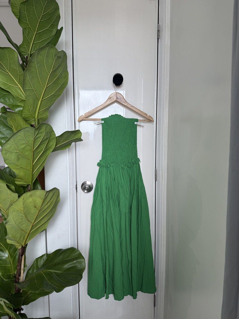 Green Strapless Smocked Maxi Dress (Category: Dresses) located in Quezon City. Submitted by ynnapenyaranda (Listing ID 1468785048, Image 3). Description: - Color: Bright green - Style: Strapless maxi dress with a flowy pleated skirt - Fit: True to size with a stretchy smocked bodice and easy slip-on design - Details: Dropped waistline with ruffled trim - Material: Lightweight, perfect for warm weather and beach trips - Condition: Worn once only.