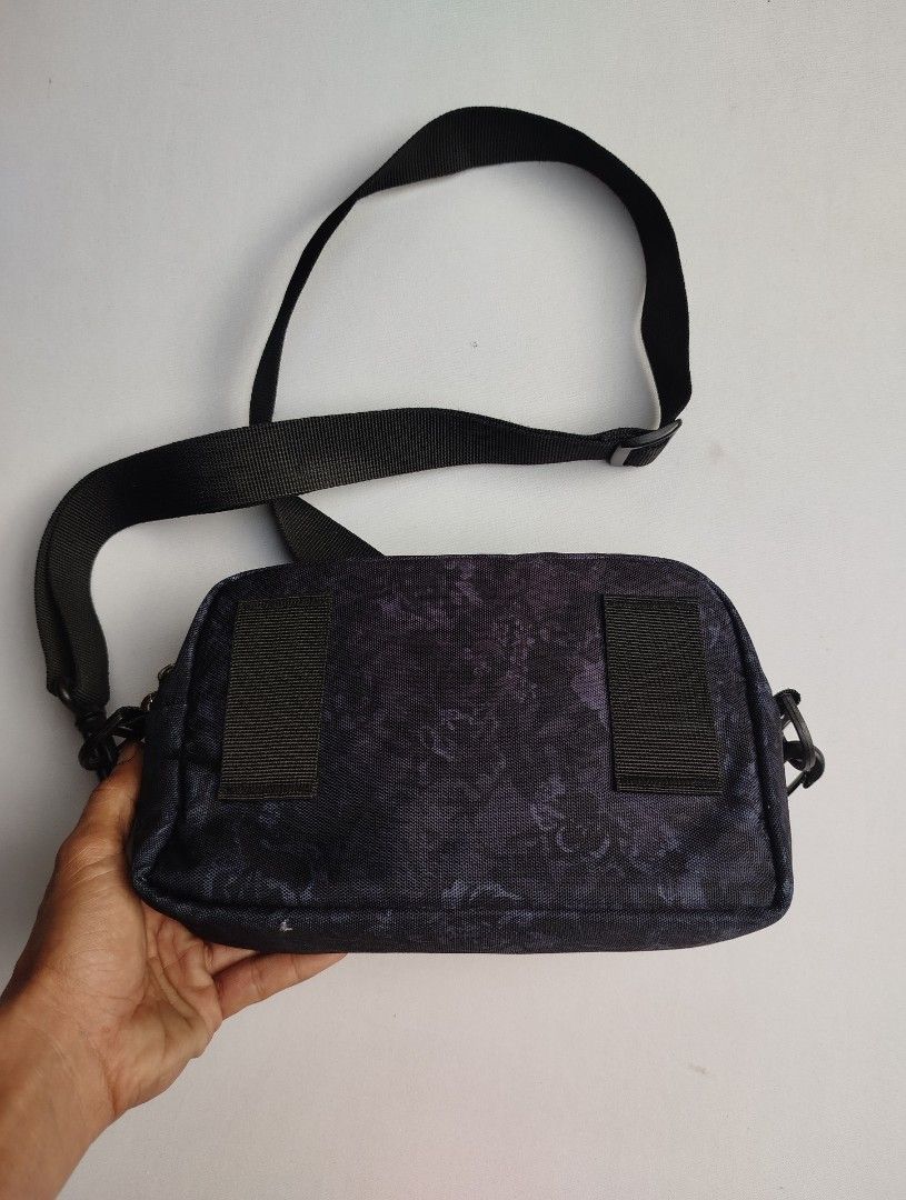 Gregory Sling Bag (Category: Sling Bags) located in General Santos City (Dadiangas). Submitted by reupph (Listing ID 1468804797, Image 2). Description: Size: Small May kunting slit sa bottom part.