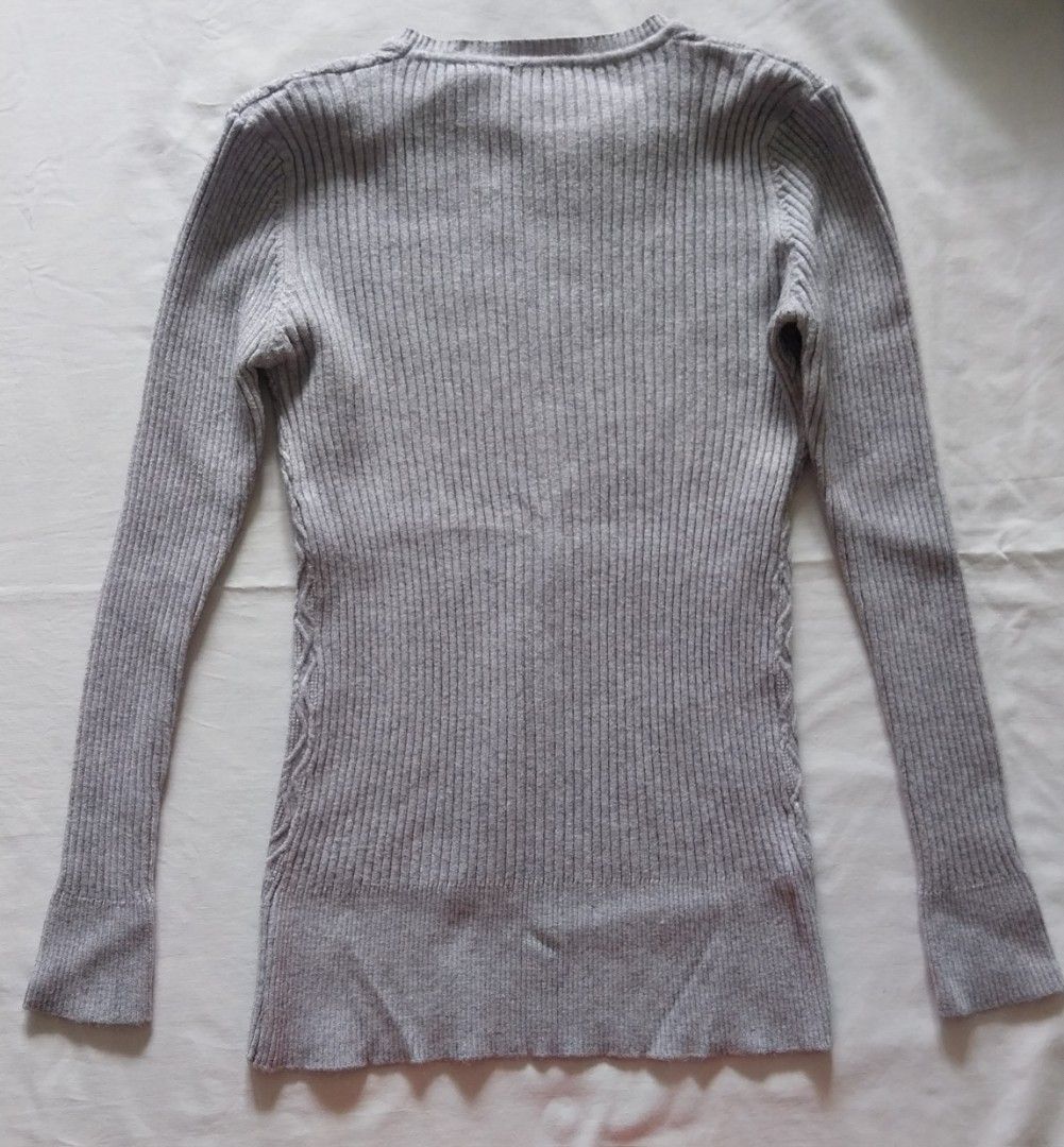 Grey Diamond Knit Sweater Long Sleeve Pullover (Category: Longsleeves) located in Makati City. Submitted by everythingp100 (Listing ID 1468773516, Image 2). Description: - Color: Versatile neutral grey - Design: Textured diamond pattern on the front - Details: Plain ribbed knit back and sleeves, classic crew neckline - Fit: Slim fit silhouette - Perfect for: Easy layering during cooler weather.