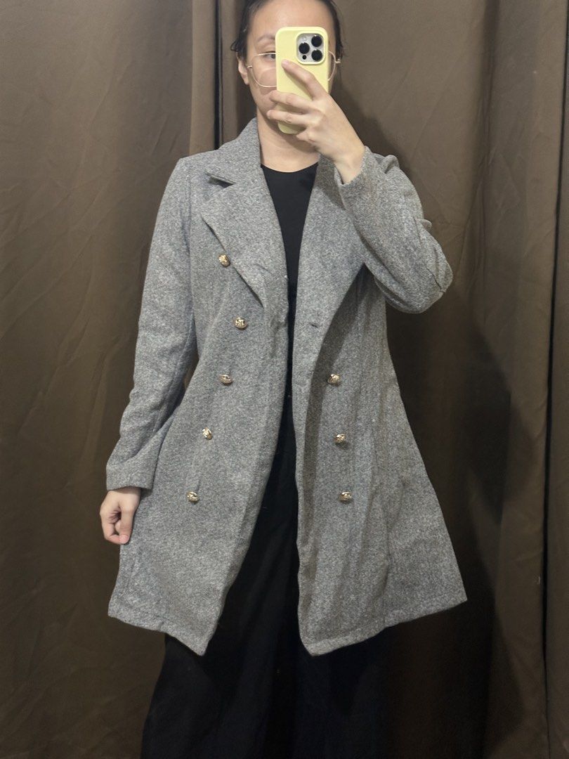 Grey double-breasted wool-blend coat with gold buttons (Category: Coats, Jackets and Outerwear) located in Villasis. Submitted by juliaxgamboa (Listing ID 1468808369, Image 1). Description: - Style: Double-breasted winter coat with a chic lapel collar and slightly flared hem - Material: Thick, warm, and structured wool-blend fabric - Details: Ornate gold-toned metal buttons and a clean finish inside and out - Length: Mid-thigh length - Perfect fo