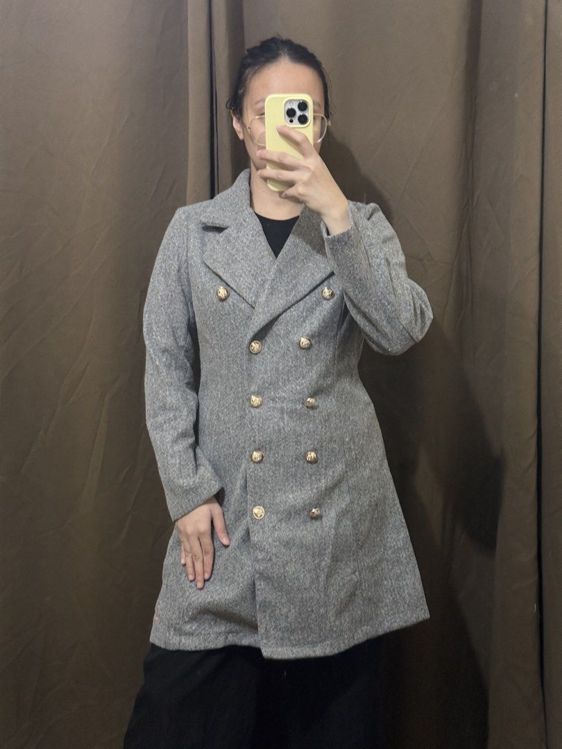 Grey double-breasted wool-blend coat with gold buttons (Category: Coats, Jackets and Outerwear) located in Villasis. Submitted by juliaxgamboa (Listing ID 1468808369, Image 2). Description: - Style: Double-breasted winter coat with a chic lapel collar and slightly flared hem - Material: Thick, warm, and structured wool-blend fabric - Details: Ornate gold-toned metal buttons and a clean finish inside and out - Length: Mid-thigh length - Perfect fo