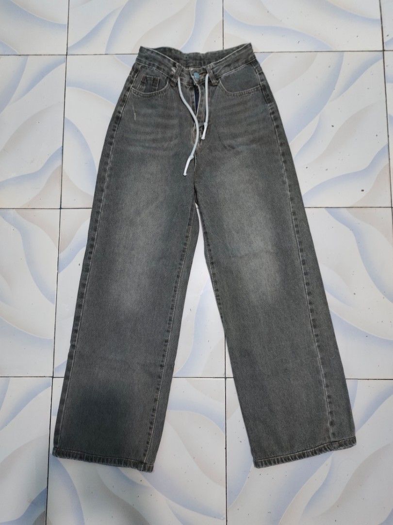 Grey Wide Leg Jeans (Category: Jeans) located in Cabuyao City. Submitted by aena_ (Listing ID 1468756484, Image 1). Description: size 23-24 | length 39 - hard denim 249php.
