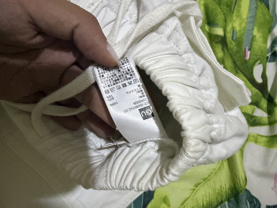 GU barrel fit cargo pants (Category: Jeans) located in Borongan. Submitted by loupreloveddd (Listing ID 1468712501, Image 3). Description: - used few times only - fits 26-28” waistline (garterized) - high quality .