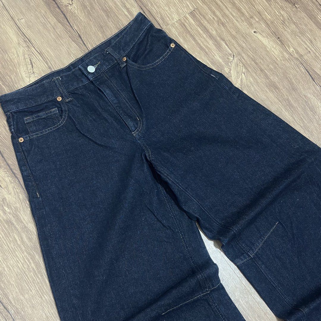 GU Barrel Pants (Category: Jeans) located in Calamba. Submitted by dripparadise.archive (Listing ID 1468879320, Image 3). Description: GU Barrel Pants - In excellent condition - Large on tag Waistline: 30-32” Length: 39” Leg Opening: 10.5” Hem: 13” No issue or Flaws 880+ Shipping fee.